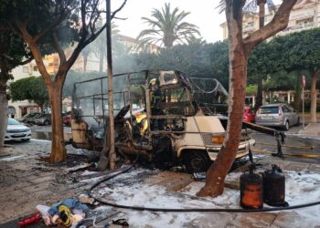 Los bomberos extinguen un incendio producido en una autocaravana en Fuengirola