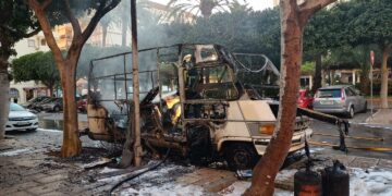 Los bomberos extinguen un incendio producido en una autocaravana en Fuengirola