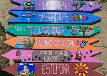 Esta colorida cartelería estará desde este verano en las playas de Casares