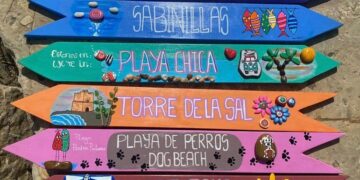 Esta colorida cartelería estará desde este verano en las playas de Casares
