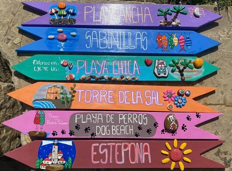 Esta colorida cartelería estará desde este verano en las playas de Casares