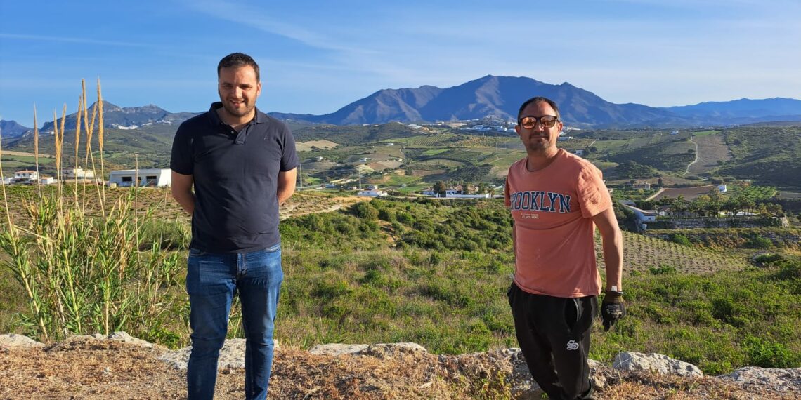 La delegación de Agricultura de Manilva realiza labores de desbroce en los caminos urbanos