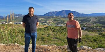 La delegación de Agricultura de Manilva realiza labores de desbroce en los caminos urbanos