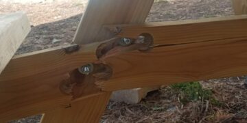 El Ayuntamiento de Manilva continúa reparando material público destrozado