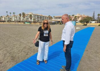 Nuevas pasarelas flotantes para personas con movilidad reducida en playas de Manilva