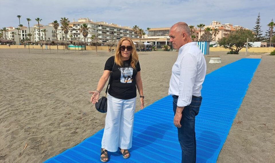 Nuevas pasarelas flotantes para personas con movilidad reducida en playas de Manilva