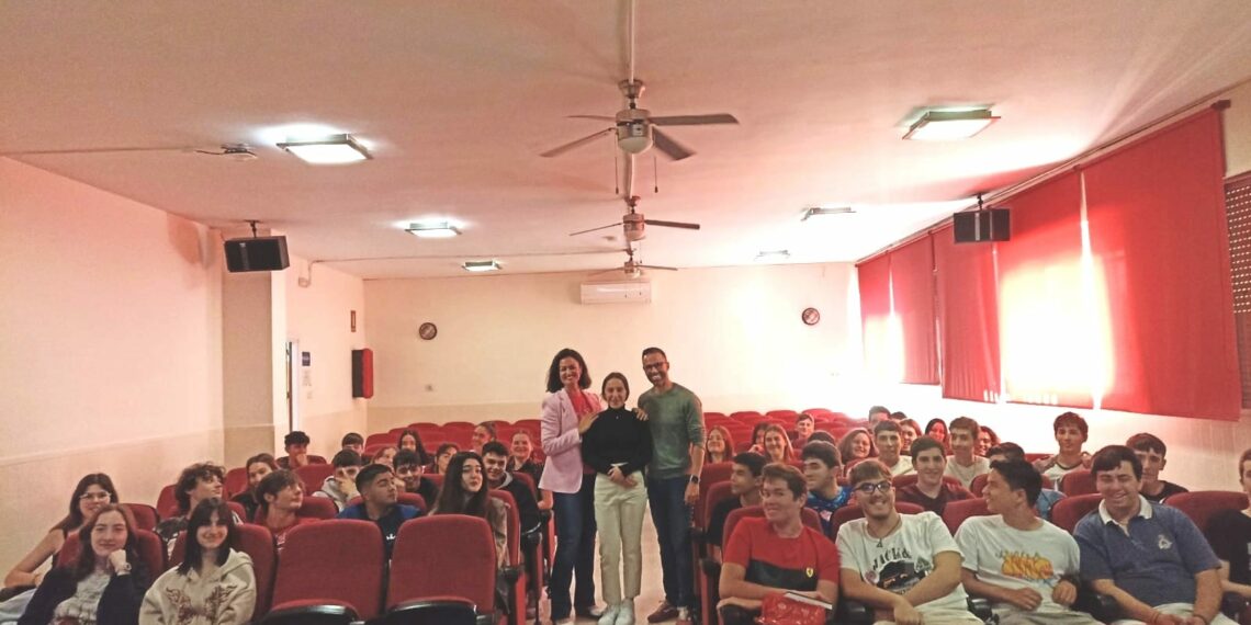 Profesionales del Hospital Costa del Sol ofrecen en el IES Los Boliches una charla sobre Investigación Biomédica