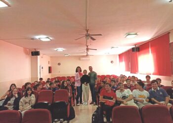 Profesionales del Hospital Costa del Sol ofrecen en el IES Los Boliches una charla sobre Investigación Biomédica