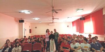 Profesionales del Hospital Costa del Sol ofrecen en el IES Los Boliches una charla sobre Investigación Biomédica