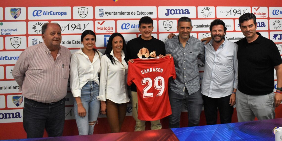 El esteponero Alex Carrasco, rojillo hasta 2025