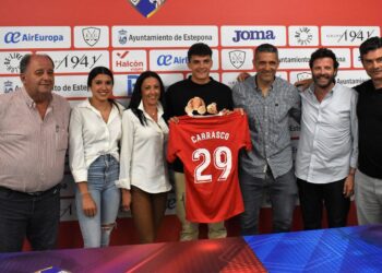 El esteponero Alex Carrasco, rojillo hasta 2025