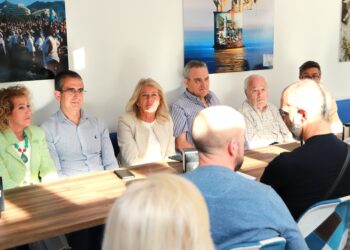 Ángeles Muñoz se reúne con vecinos de distrito Este para atender sus propuestas al programa electoral