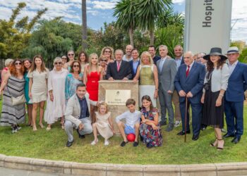 Marbella asigna a la rotonda de la entrada del Hospital Costal de Sol el nombre del doctor Andrés Sánchez Cantos