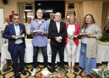 Muñoz recibe un reconocimiento por su apoyo a la Asociación de Espigones Emergidos de Marbella
