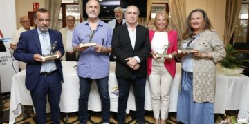 Muñoz recibe un reconocimiento por su apoyo a la Asociación de Espigones Emergidos de Marbella