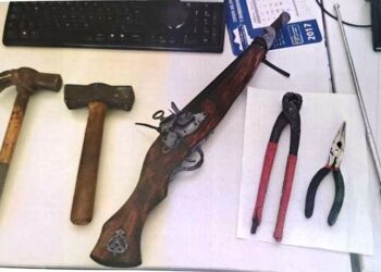 La Policía Local de Fuengirola denuncia a un hombre que estaba manipulando una línea de fibra óptica para sabotearla