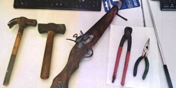 La Policía Local de Fuengirola denuncia a un hombre que estaba manipulando una línea de fibra óptica para sabotearla