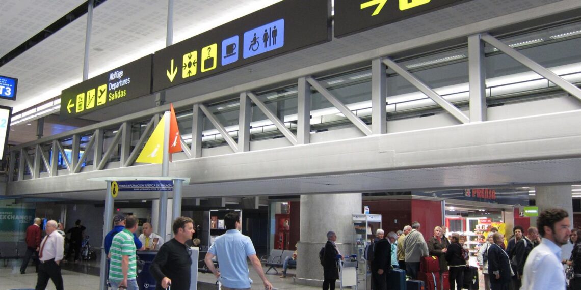 Arde una furgoneta en un incendio a las puertas del Aeropuerto Málaga-Costa del Sol