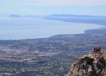Rescatado en helicóptero un senderista perdido en el pico de La Concha en Marbella