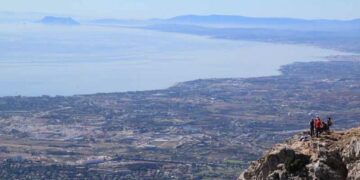 Rescatado en helicóptero un senderista perdido en el pico de La Concha en Marbella