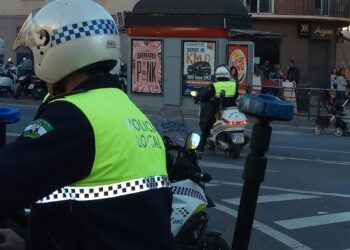 Detenido por romper la cristalera de un centro deportivo y huir con el cajón de la caja registradora