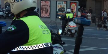 Detenido por romper la cristalera de un centro deportivo y huir con el cajón de la caja registradora