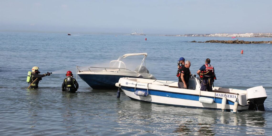 Unos 40 efectivos participan en un simulacro de seguridad en el puerto deportivo y playa El Faro de Marbella