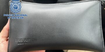 Detenida una pareja de sexagenarios por el hurto de una cartera de lujo