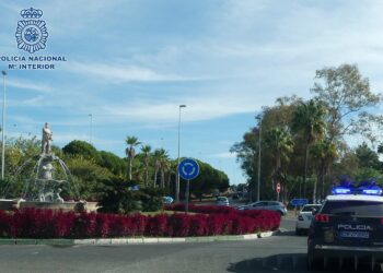 Dos detenidos en Estepona por amenazar con un arma blanca a sus víctimas para robarles en plena calle