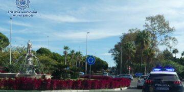 Dos detenidos en Estepona por amenazar con un arma blanca a sus víctimas para robarles en plena calle
