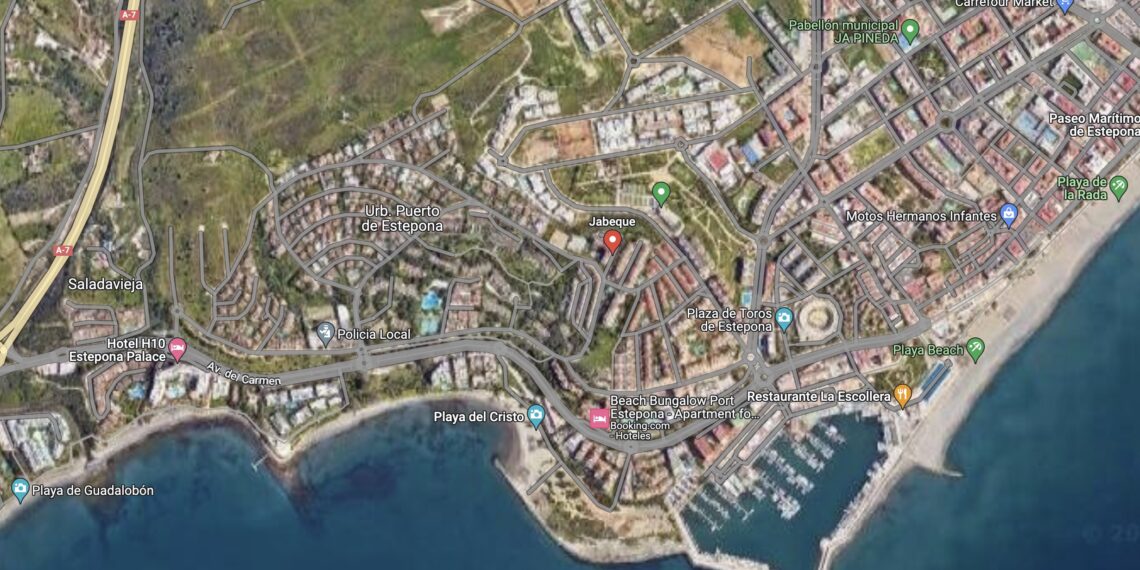 Un vecino británico siembra el pánico en la urbanización El Jabeque de Estepona