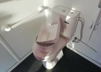 Denuncian actos vandálicos en los baños del paseo litoral de Manilva