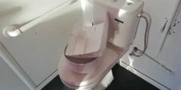 Denuncian actos vandálicos en los baños del paseo litoral de Manilva