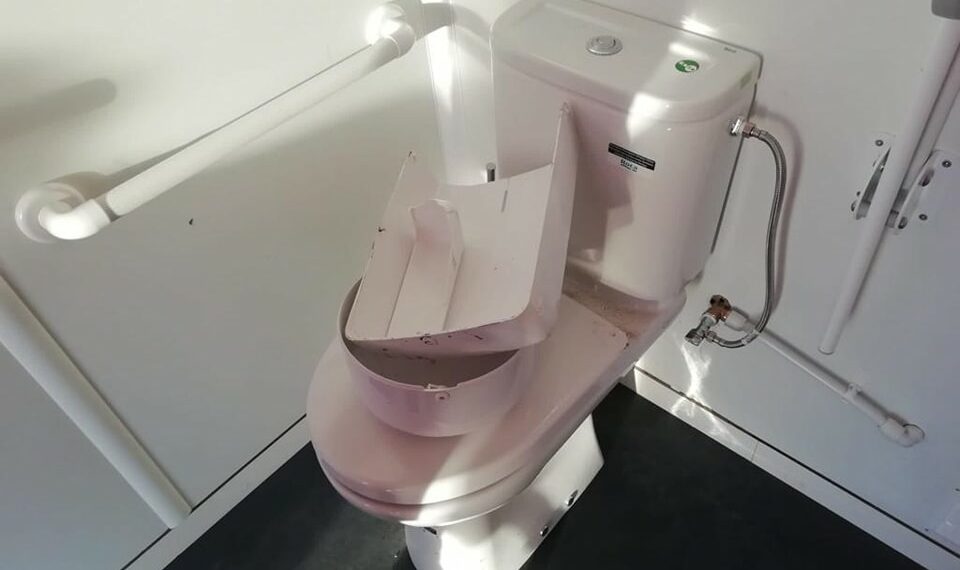 Denuncian actos vandálicos en los baños del paseo litoral de Manilva