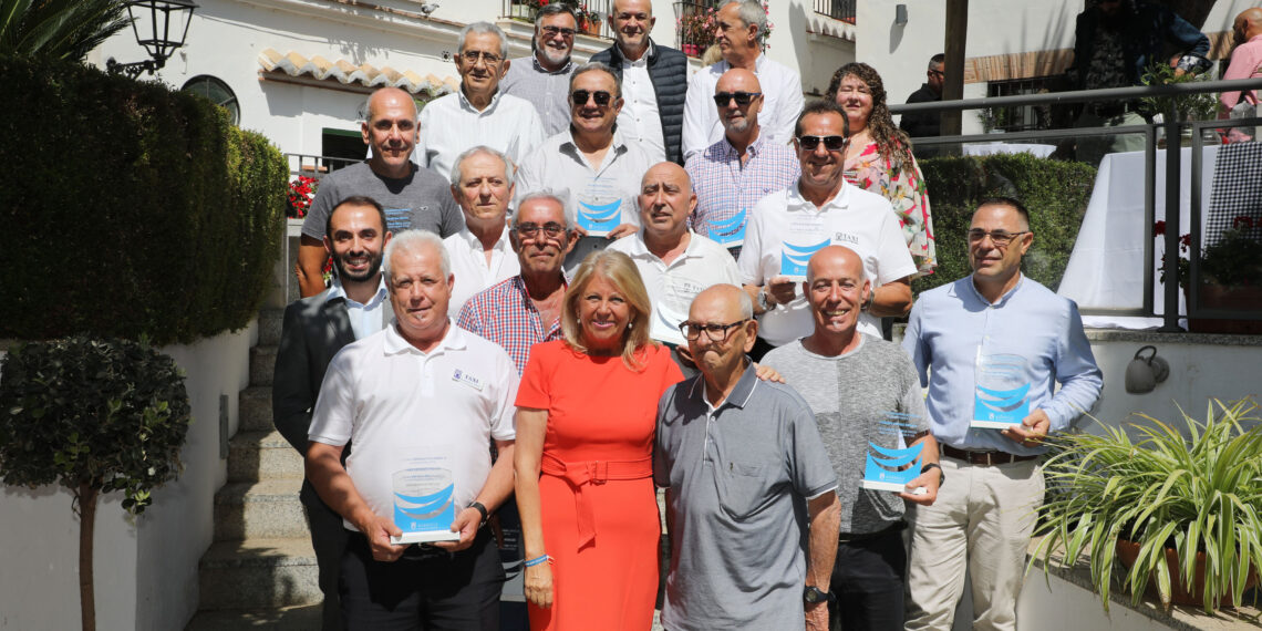 En Marbella se reconoce la trayectoria profesional de una treintena de taxistas del municipio que superan los 25 años de trayectoria