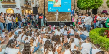 Más de una treintena de establecimientos participan en el vídeo promocional del comercio local