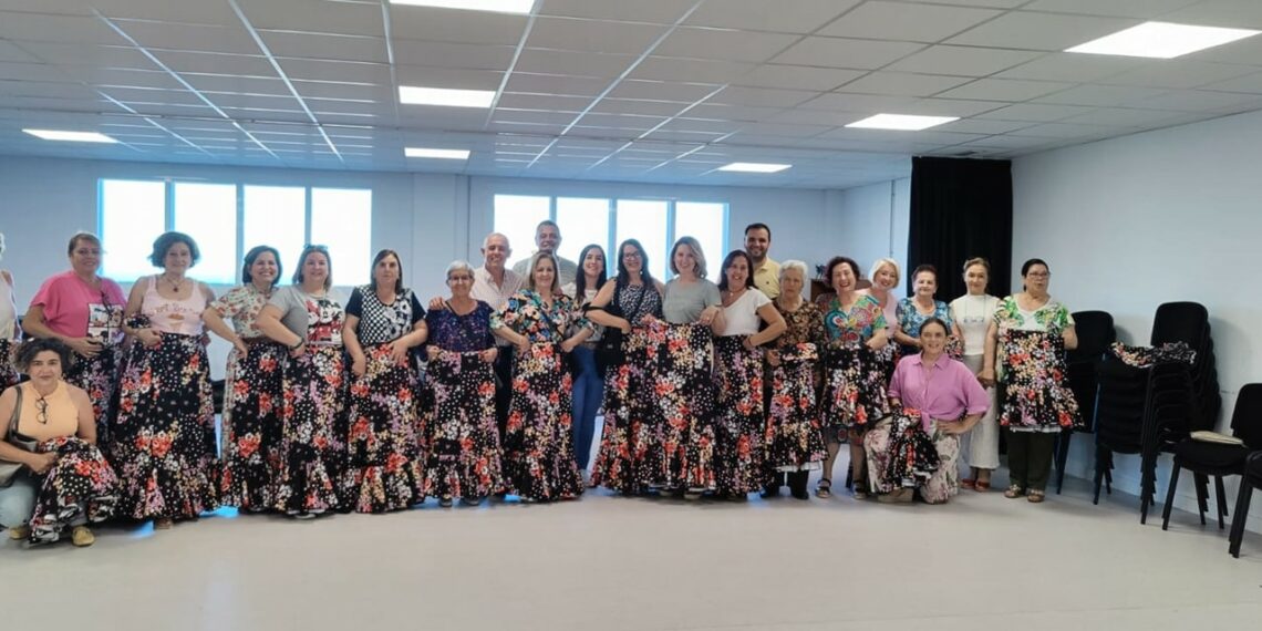 Entrega de trajes al coro de la EMMDAT en Manilva