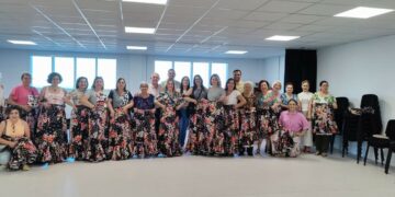 Entrega de trajes al coro de la EMMDAT en Manilva