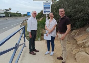 En Manilva instalarán cuatro marquesinas en distintas paradas de autobuses