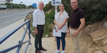 En Manilva instalarán cuatro marquesinas en distintas paradas de autobuses