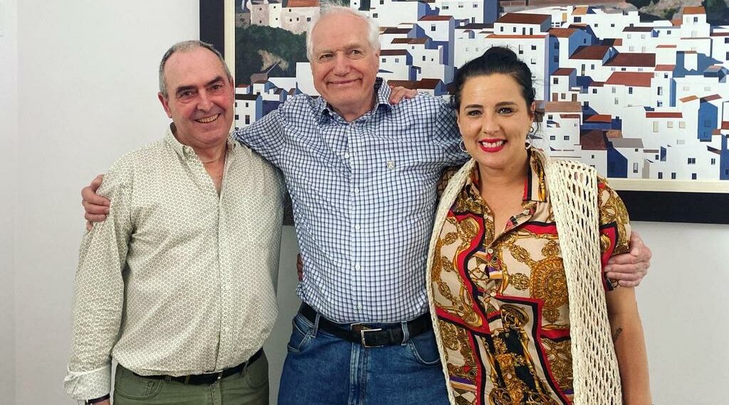 Reconocimiento a Simon Meanwaring en agradecimiento a la labor realizada en las rutas de senderismo de Casares