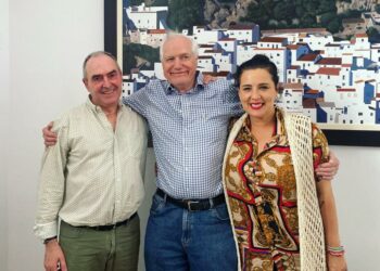 Reconocimiento a Simon Meanwaring en agradecimiento a la labor realizada en las rutas de senderismo de Casares