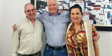 Reconocimiento a Simon Meanwaring en agradecimiento a la labor realizada en las rutas de senderismo de Casares