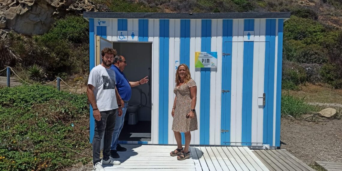 Completada la colocación de los nuevos aseos en las playas de Manilva