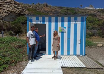 Completada la colocación de los nuevos aseos en las playas de Manilva