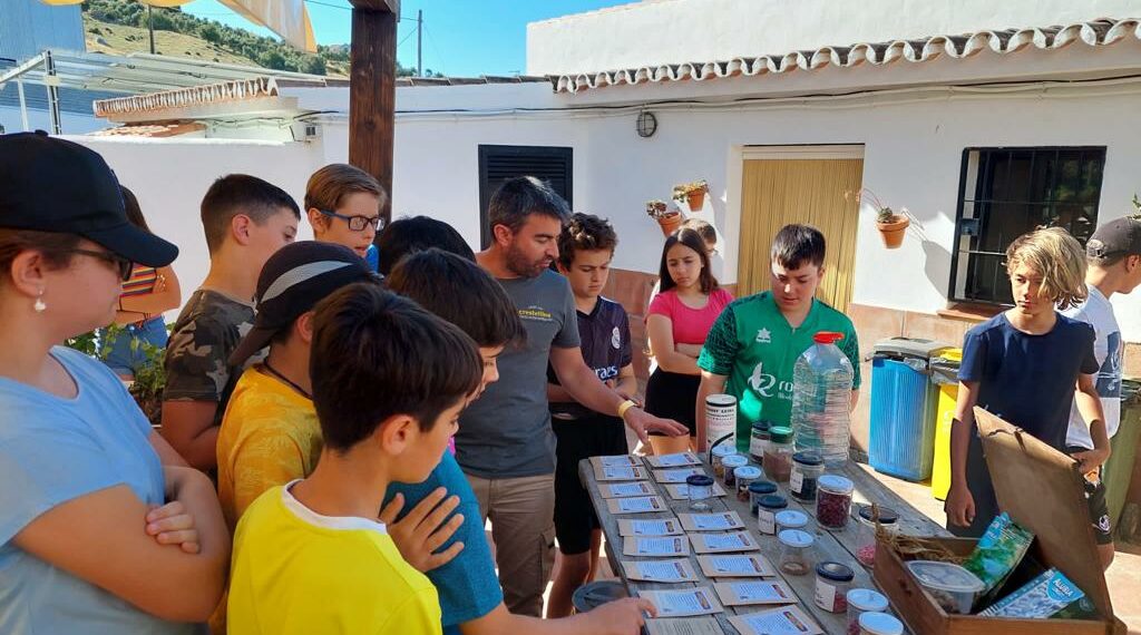 El CEIP Blas Infante ha realizado una actividad para que los jóvenes aprendan a plantar y cultivar