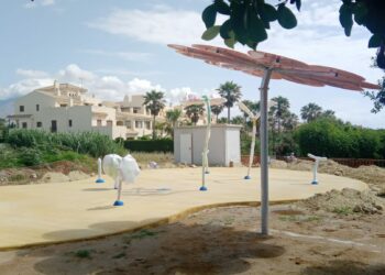 El parque de agua de Casares Costa ya tiene los juegos montados