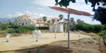 El parque de agua de Casares Costa ya tiene los juegos montados