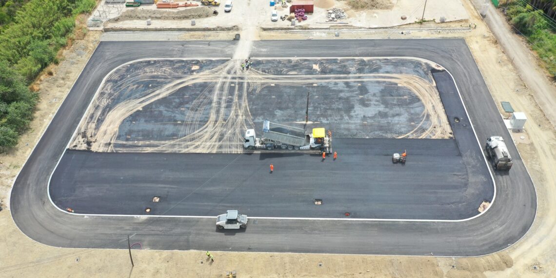 El complejo deportivo de  Secadero comienza a coger forma con el asfaltado