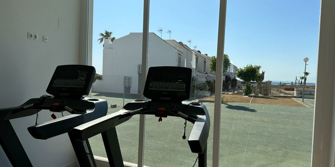 El gimnasio del  Centro Deportivo de Casares Costa abre este jueves 18 de mayo